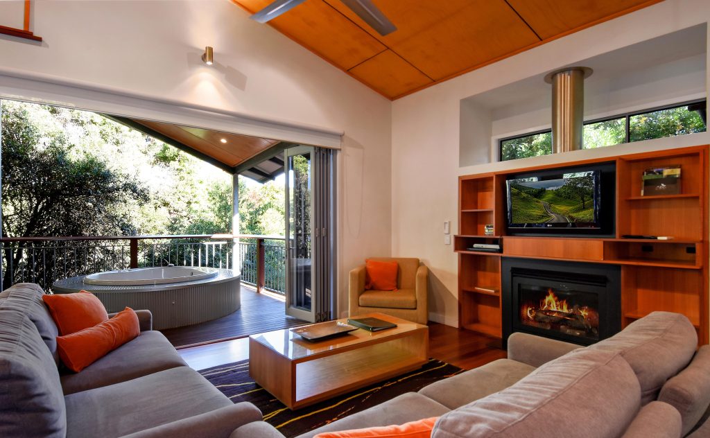 Rainforest View Villa Showing Fireplace And Spa